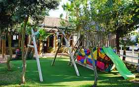 Der Spielplatz am Garten vor dem schönen Kinderhaus